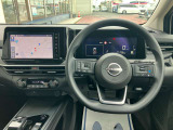 使いやすく安全な操作性と良好な視界を実現した運転席!