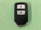 真ん中にスピードメーターを配した、見やすい3眼メーターになっています。右側のインフォメーション画面でオドメーターや燃費などの情報を確認できます。
