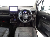 革巻きステアリングで快適な操作性の運転席です。