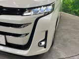 【LEDヘッドライト】悪天候や夜間走行時も良好な視界を確保し安心して運転できる高輝度LEDヘッドライトを装備!点灯速度が早く、消費電力も抑えられています。