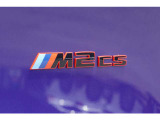 ブラックに赤い縁取りを施した専用の「M2 CS」リヤエンブレムを装着。