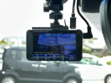 【ドライブレコーダー】映像・音声などの運転中の記録を残します。事故などを起こした起こされた時の証拠になりえますので、もしも時でも安心ですね。