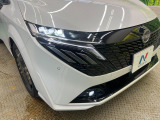 【LEDヘッドライト】悪天候や夜間走行時も良好な視界を確保し安心して運転できる高輝度LEDヘッドライトを装備!点灯速度が早く、消費電力も抑えられています。