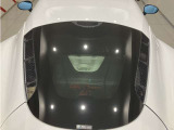 エンジンは、キャビン(運転席・助手席)の背後に横置きマウントされるMR方式を採用しています。