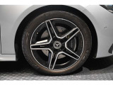 メルセデスの認定中古車「サーティファイドカー」では、万一お車が故障した場合も、ご購入後1年間もしくは2年間※は走行距離にかかわらずメルセデス・ベンツ正規サービスネットワークで無料修理いたします