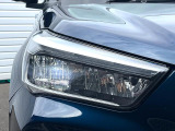 【LEDヘッドライト】悪天候や夜間走行時も良好な視界を確保し安心して運転できる高輝度LEDヘッドライトを装備!点灯速度が早く、消費電力も抑えられています。