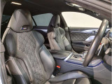 【コックピットシート】BMW車の主役席。車体中央にくる様に配置し車両重心とが一致する事でドライバーと車との一体感あるドライビングを実現。人間工学に基づき形成した形状が長時間のドライブ疲労も軽減します!