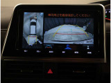 バックモニター付き。駐車の際のサポートとなり、必須アイテムのひとつですよね。それでも、バックする際は必ずご自身の目で確認をしてください。パノラミックビューで上から見下ろした視点でも確認できます!