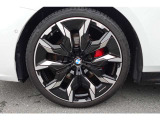 【BMWアロイホイール】軽量かつ強度に拘ったアロイホイール。走行性能ポテンシャルを引き出す設計。タイヤのサイドウォールが強化されたランフラットタイヤは、パンク時にタイヤがつぶれてもリムから外れません。