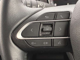 運転中、オーディオの操作をしてて、ハッとしたことはありませんか?ステアリングスイッチは、運転中でもハンドルでオーディオの操作が可能です。安全なドライブをサポートします。