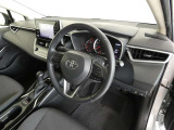 【運転席まわり】・・・ハンドルやシートなども隅々までクリーニング済み。キレイな車内でドライブがより一層快適にお楽しみいただけると思います。