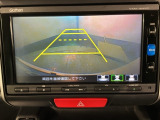 リバースギアに入れるだけで後方の表示へ切り替わります。夜間や雨の日の駐車も楽になりますよ。