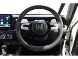 運転中もハンドルでの操作が可能です。特に高速道路等の目が離せない運転時には、便利さだけでなく、安全性も兼ね備えております。