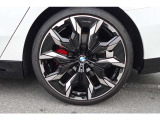 【BMWアロイホイール】軽量かつ強度に拘ったアロイホイール。走行性能ポテンシャルを引き出す設計。タイヤのサイドウォールが強化されたランフラットタイヤは、パンク時にタイヤがつぶれてもリムから外れません。