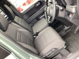 自然な姿勢を保ち、体への負担をやわらげる運転席シート。痛めやすい腰へのサポートも強化しています
