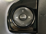 ステアリングスイッチがついていますので、オーディオのチャンネル変更、ボリューム、ジャンル変更が操作可能です。ハンドルから手を離さず安全に操作できます。