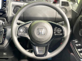 インテリアに合わせたデザインのステアリングは、運転される方のことも考え、運転しやすい形状、大きさです。是非一度、実際に触ってお確かめください。