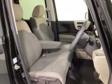 女性でも運転がしやすいように、シートの高さ調整機能(シートリフター)がついています。運転席と助手席の間が空いている為、助手席側への移動がスムーズです。交通量の多い道でも助手席側から乗り降りができます。