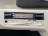 【オートエアコン】一度お好みの温度に設定すれば、車内の温度を検知し風量や温度を自動で調整。暑い&hellip;寒い&hellip;と何度もスイッチ操作をする必要はありません。快適な車内空間には必須の機能ですね♪