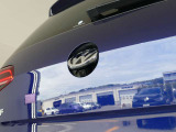 バックカメラ使用時は&ldquo;VW&rdquo;エンブレムが開きます。
