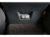 後部席へ乗車して携帯電話などを充電する時に前から配線を伸ばすとごちゃごちゃして邪魔になりがちですよね。そんな煩わしさを解消する後席側USBポート☆