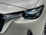 【LEDヘッドライト】悪天候や夜間走行時も良好な視界を確保し安心して運転できる高輝度LEDヘッドライトを装備!点灯速度が早く、消費電力も抑えられています。