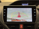 バックガイドモニター付きです。車の後方に小型カメラが付いており、バックする際の後方の様子をモニター上に表示します。
