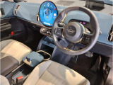 アクティブクルーズコントロールは前車追随機能付きで、快適かつ安全にドライブできます。