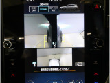 左右のサイドカメラ映像を同時に表示し、車両周囲の死角をしっかりカバー。狭い道や駐車時の接触リスクを減らし、安心して操作できる視界を確保します。