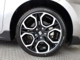 純正17インチアルミ装備!タイヤサイズは195/45R17です