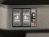 リアドアは乗り降りに便利な両側電動スライドドアです。また運転席に座っていながらスイッチ操作で自在にスライドドアを開け閉めできます。