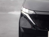 【LEDヘッドランプ】ハロゲンヘッドランプの約2倍の光量でより明るく遠くを照射。視認性、長寿命、省電力に優れ、スタイリッシュな白光色も魅力