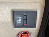 左側電動スライドドアは運転席からでも操作ができるように、ハンドル付近に開閉の操作スイッチが付いています。