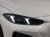 アダプティブLEDヘッドライトはステアリングを切った方向を照らします。