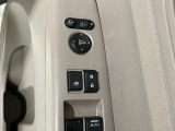 狭い駐車場で便利な電動格納ドアミラーが付いています。