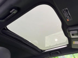 【ガラスルーフ】ガラスルーフ搭載で車内の解放感が一気にアップ!開放的なドライブをお楽しみいただけます。