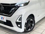 【LEDヘッドライト】悪天候や夜間走行時も良好な視界を確保し安心して運転できる高輝度LEDヘッドライトを装備!点灯速度が早く、消費電力も抑えられています。