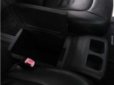 【センターコンソール】ドリンクホルダーと物置テーブルを備え、下部に大容量の収納BOXを完備!