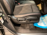 【シートレバー】ただ座るだけじゃない、運転のしやすさを決める大事なスイッチ。視界を広げたり、腰への負担を減らしたり。体型に合わせてジャストフィットさせるこの瞬間、さあ走るぞって気合が入ります。