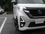 アダプティブLEDヘッドランプ+LEDフォグランプを装備しております。ハイビームアシストとオートライト機能もありますので、周囲の状況に応じてライトを点灯&hArr;消灯してくれます。