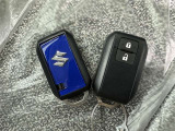 スマートキーをポケットやバッグに携帯していれば、キーを取り出すことなくドアハンドルを握り解錠、ドアハンドルのセンサーに触れるだけで施錠できます。