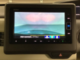 ギヤをR(バック)に入れるとナビの画面に後ろの映像が映るリアカメラ付です。後退時、コンディションが悪い視界でもカラーバックモニターがドライバーをサポートします。