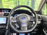 【純正革巻きステアリング】上質な革を使用することで、手にしっかり馴染みとても運転しやすいハンドルです♪