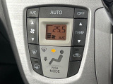 【オートエアコン】一度お好みの温度に設定すれば、車内の温度を検知し風量や温度を自動で調整。暑い&hellip;寒い&hellip;と何度もスイッチ操作をする必要はありません。快適な車内空間には必須の機能ですね♪