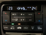 オートエアコンは左右席で独立温度コントロールが可能です。運転席はキンキンに冷やして助手席はマイルドにと言った設定が可能です☆暑さ寒さでケンカすることもなくなりますね♪