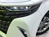 【三眼LEDヘッドライト】スタイリッシュな見た目の三眼LEDヘッドライトを装備♪スタイルだけでなく、夜間の走行も視界良好で安心してお乗りいただけます。