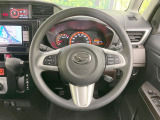 インテリアに合わせたデザインのステアリングは、運転される方のことも考え、運転しやすい形状、大きさです。是非一度、実際に触ってお確かめください。