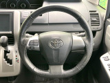 【純正革巻きステアリング】上質な革を使用することで、手にしっかり馴染みとても運転しやすいハンドルです♪