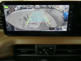 ギアを『R』に入れた後、カメラボタンを2回押すと、ナビ画面に後方の映像を映してくれるので、駐車がし易くなります。