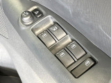 【電動格納ミラー】サイドミラーは電動格納式となっており、狭い駐車場でもキズがつくリスクを抑えられます。